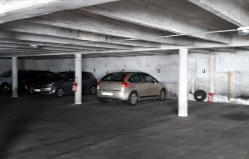 Emplacement parking couvert.