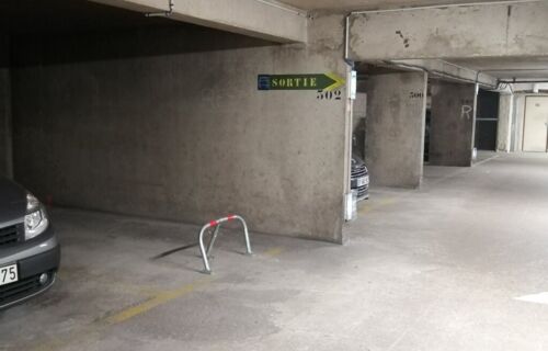 Parking sécurisé proche transports Paris 20