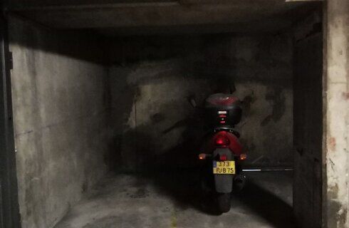 Emplacement de parking couvert pour moto / scooter