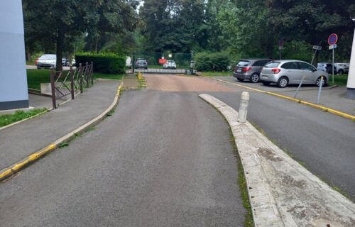 1 place de parking, sécurisée (bip), gardiénnée, à 1,5 km de Gare Lille Europe, 2,5 km de Gare Lille Flandres