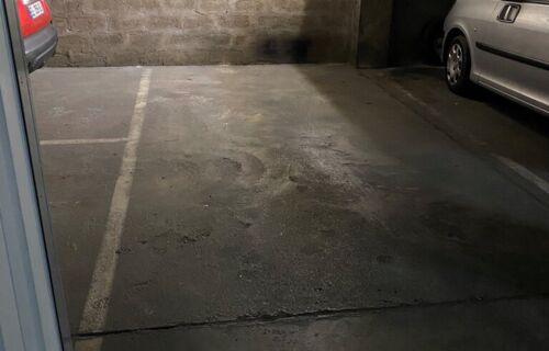 Place dans parking sécurisé - à louer