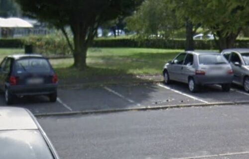 Place de parking extérieur non loin de la mairie