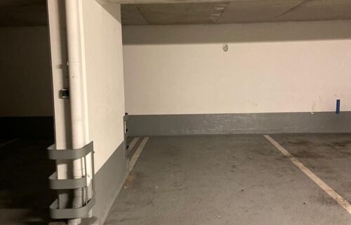 Parking en face de la station RER C Les Grésillons