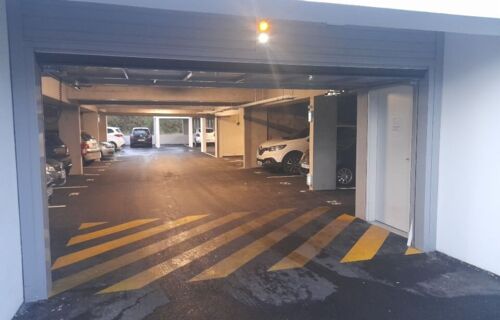 Parking  fermé couvert  loué à l'année