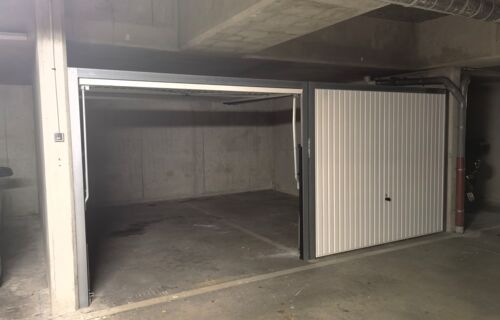 Parking sécurisé et privé de 2 places ( 25m²) avec deux portes individuelles