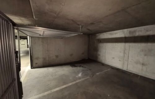 Parking sécurisé et privé de 2 places ( 25m²) avec deux portes individuelles