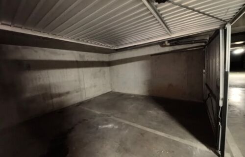 Parking sécurisé et privé de 2 places ( 25m²) avec deux portes individuelles