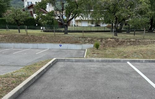 Parking, proche du Cern, Aéroport, Jura