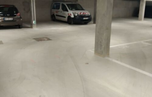 Place de parking à Stains