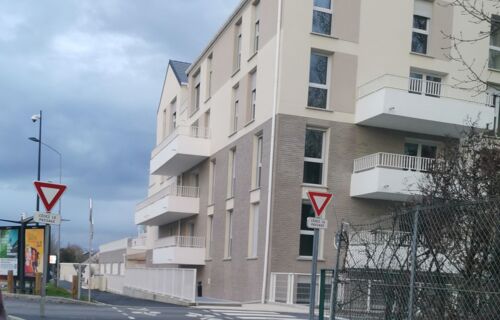 Place parking proche zone commerciale Pontault-Combault