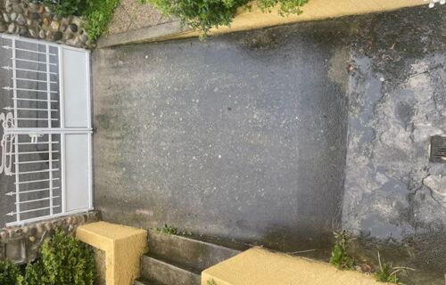 Close to Geneva airport -parking in villa