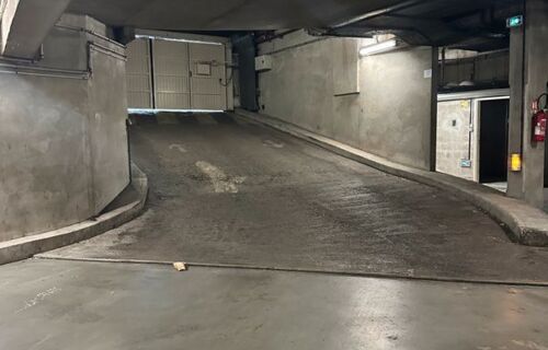 au pied de metro pont de Levallois