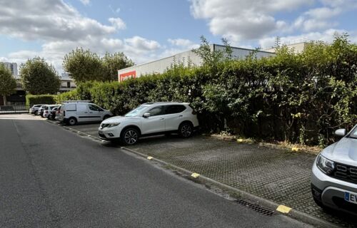 Parking privé et sécurisé - 1 grande place disponible - Cours du Médoc - A deux pas de la place Ravezies